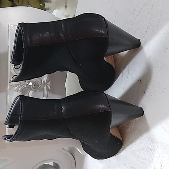 BCBGENERATION | Booties |
Size: 7 1/2 | Color: Black |
Condition: Great - Picture 3 of 7